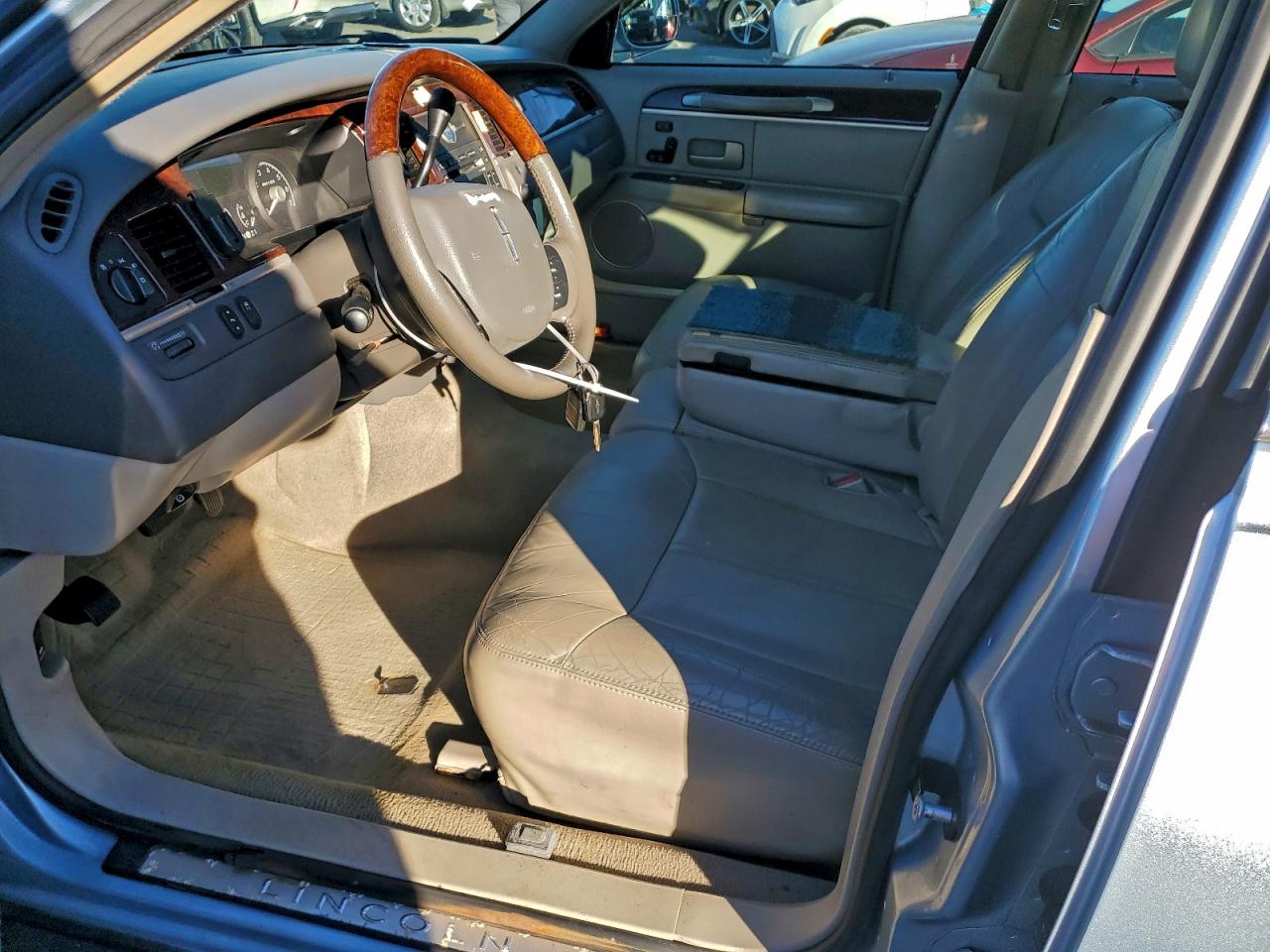 2006 LINCOLN TOWN CAR SIGNATURE LIMITED photo 7