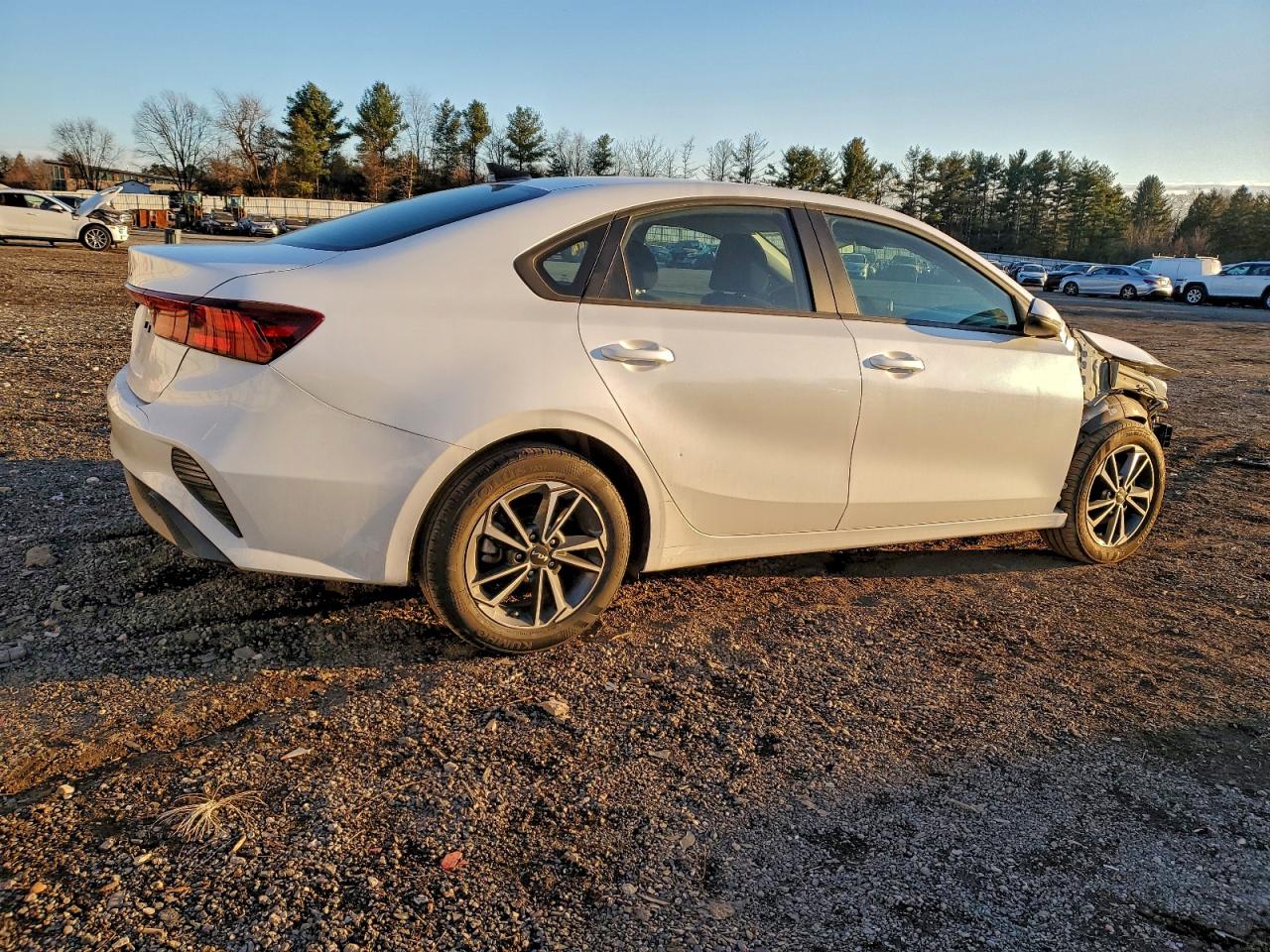 2023 KIA FORTE LX photo 3