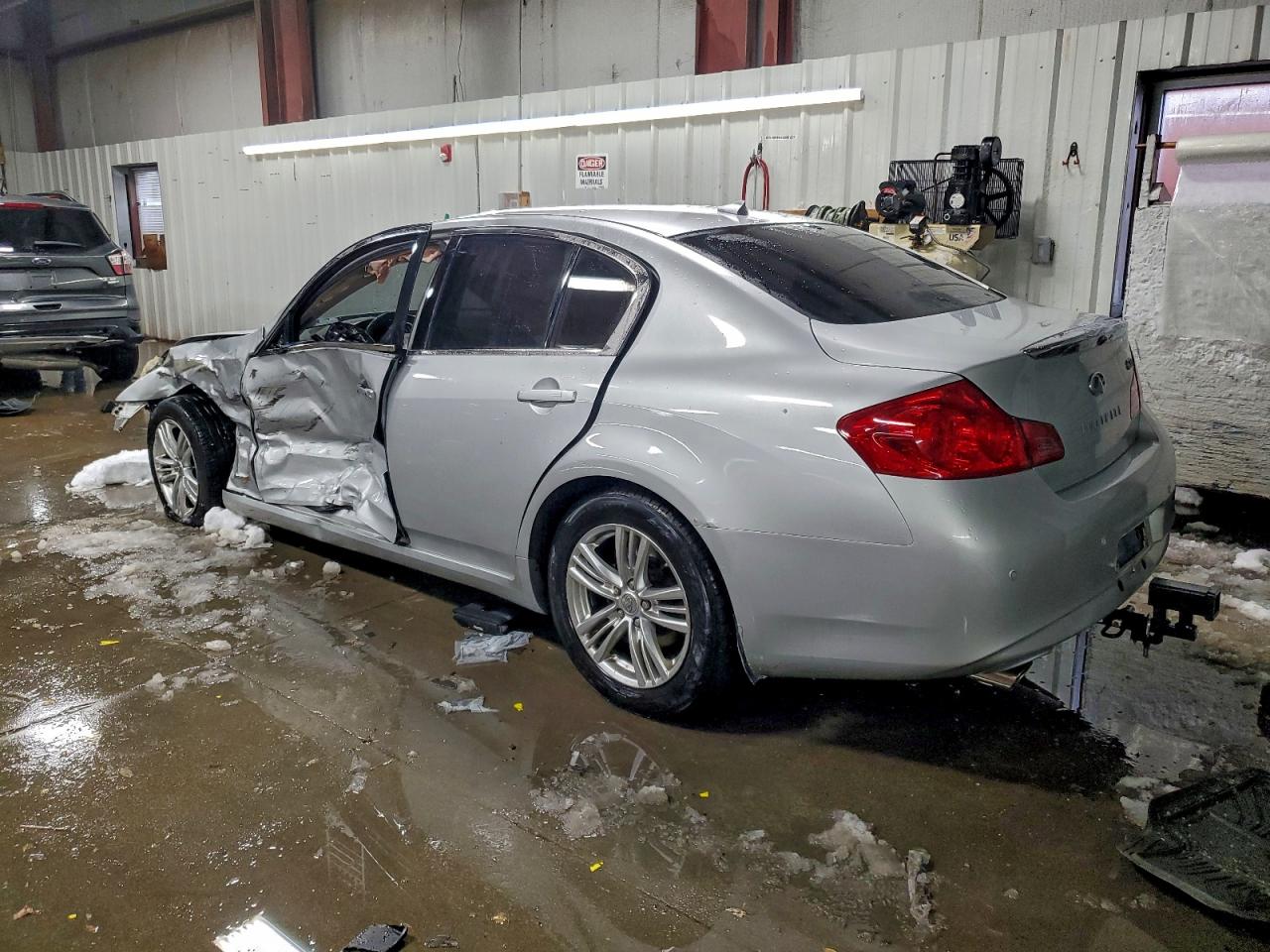 2010 INFINITI G37 photo 2