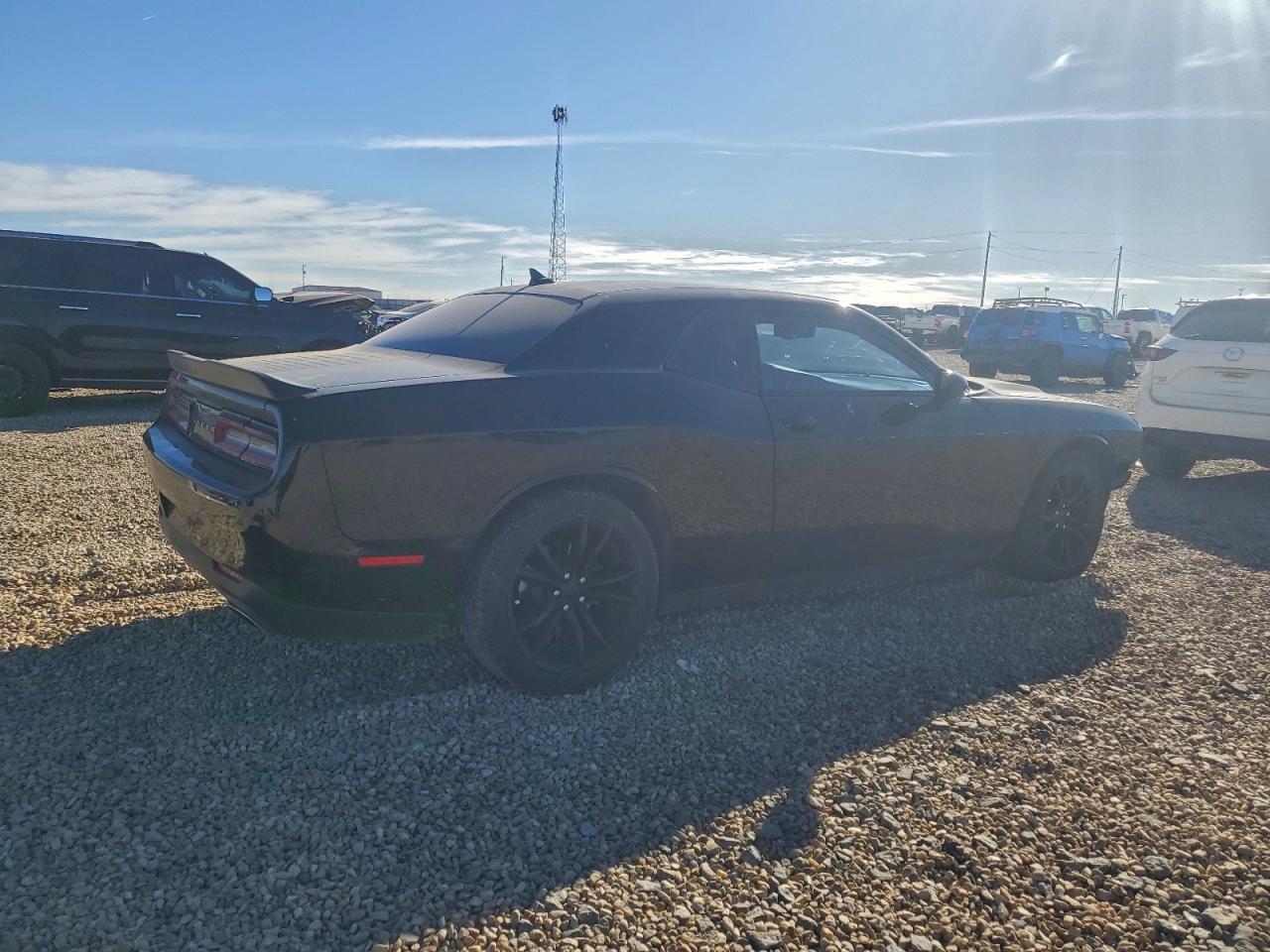 2016 DODGE CHALLENGER SXT photo 3