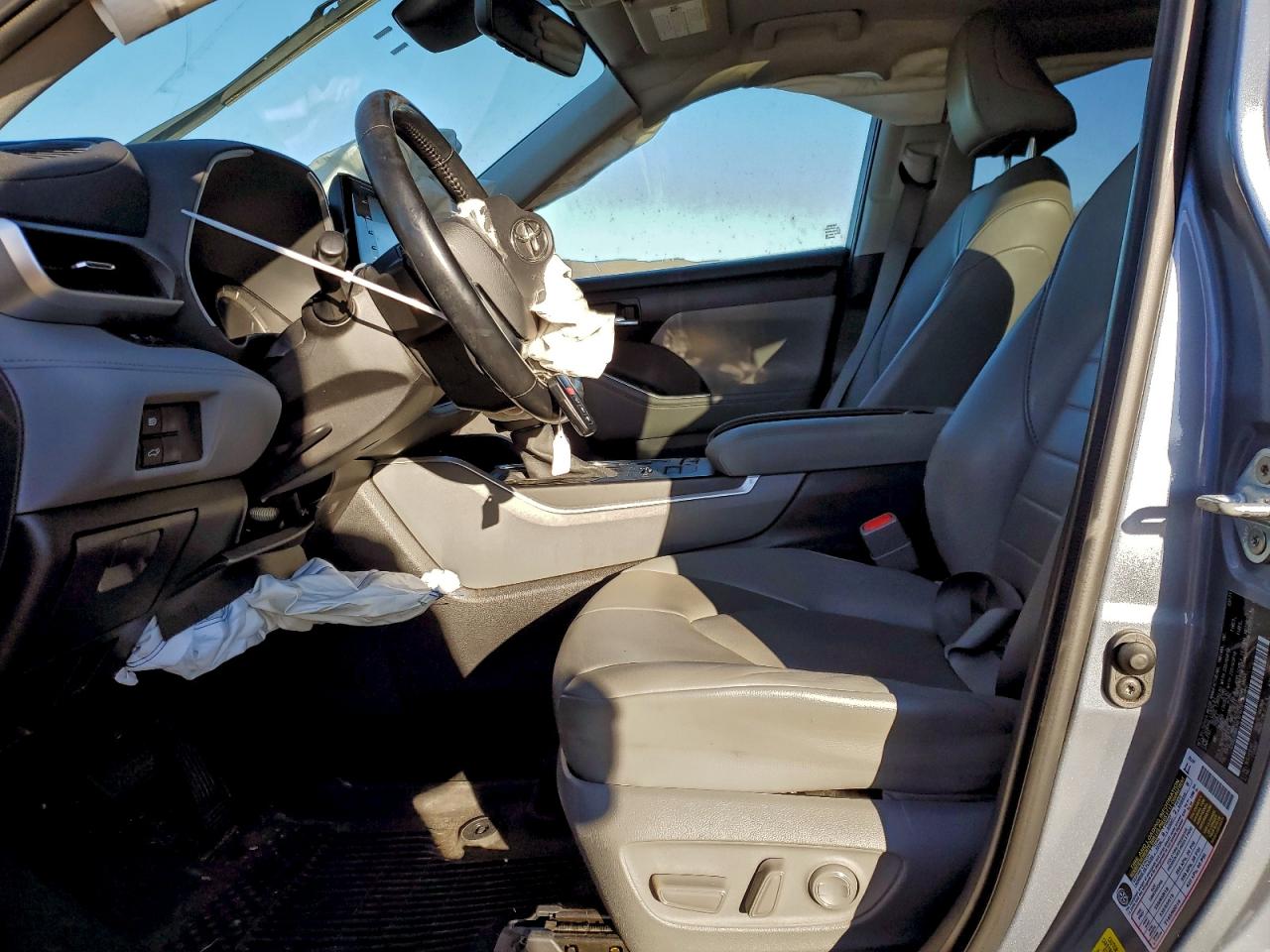2021 TOYOTA HIGHLANDER XLE photo 7