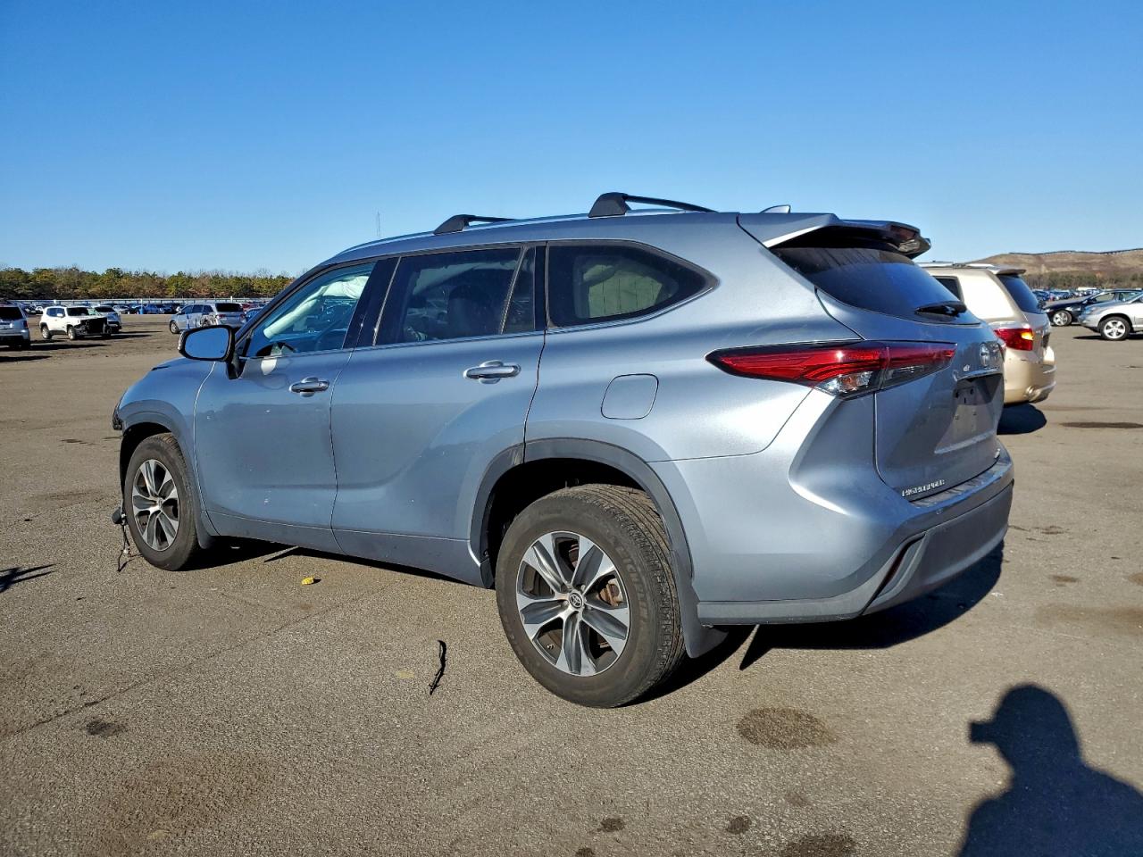 2021 TOYOTA HIGHLANDER XLE photo 2
