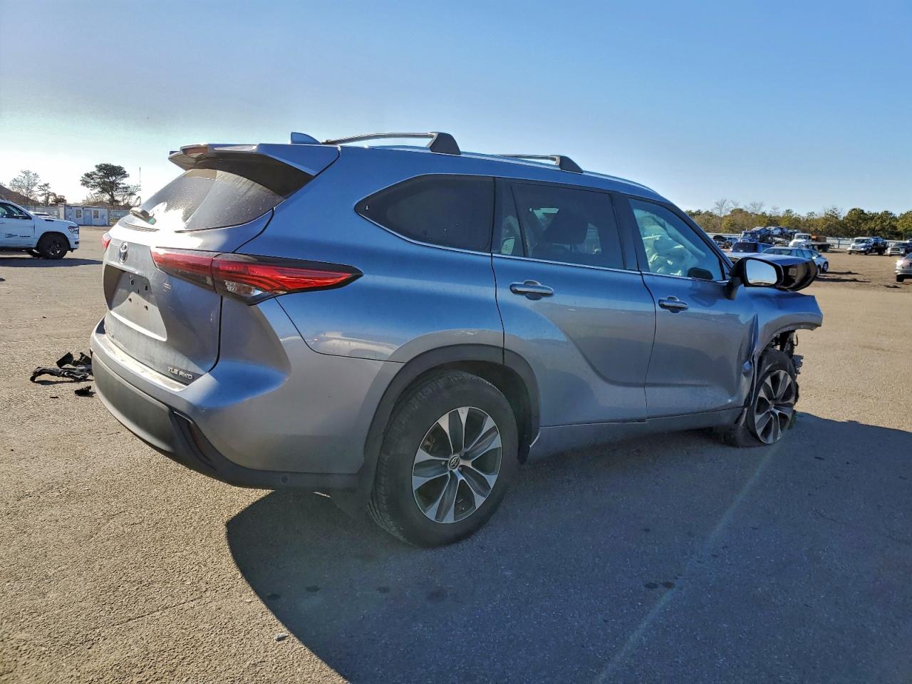 2021 TOYOTA HIGHLANDER XLE photo 3