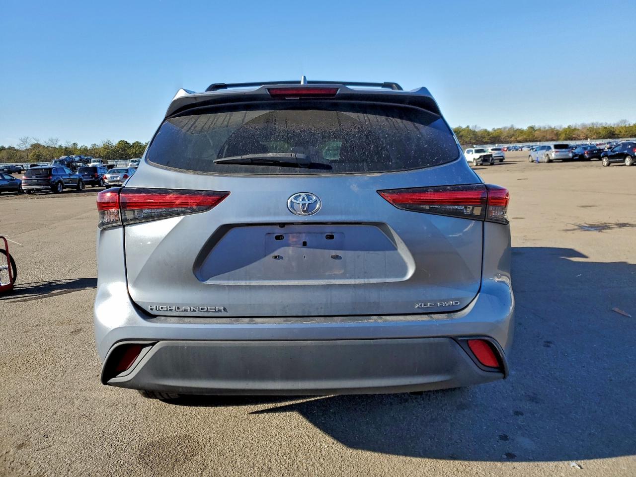 2021 TOYOTA HIGHLANDER XLE photo 6