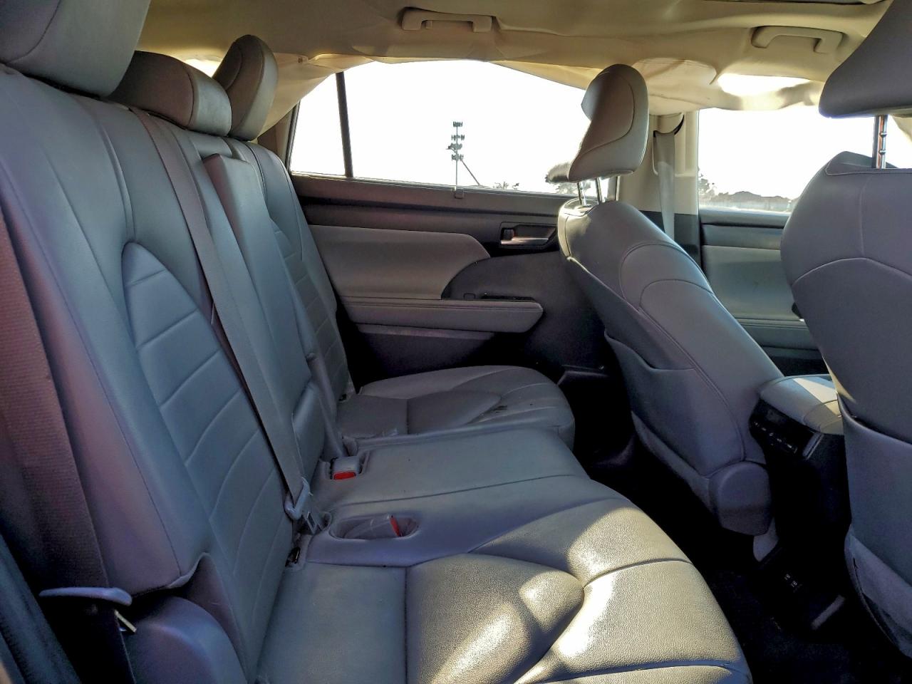 2021 TOYOTA HIGHLANDER XLE photo 11