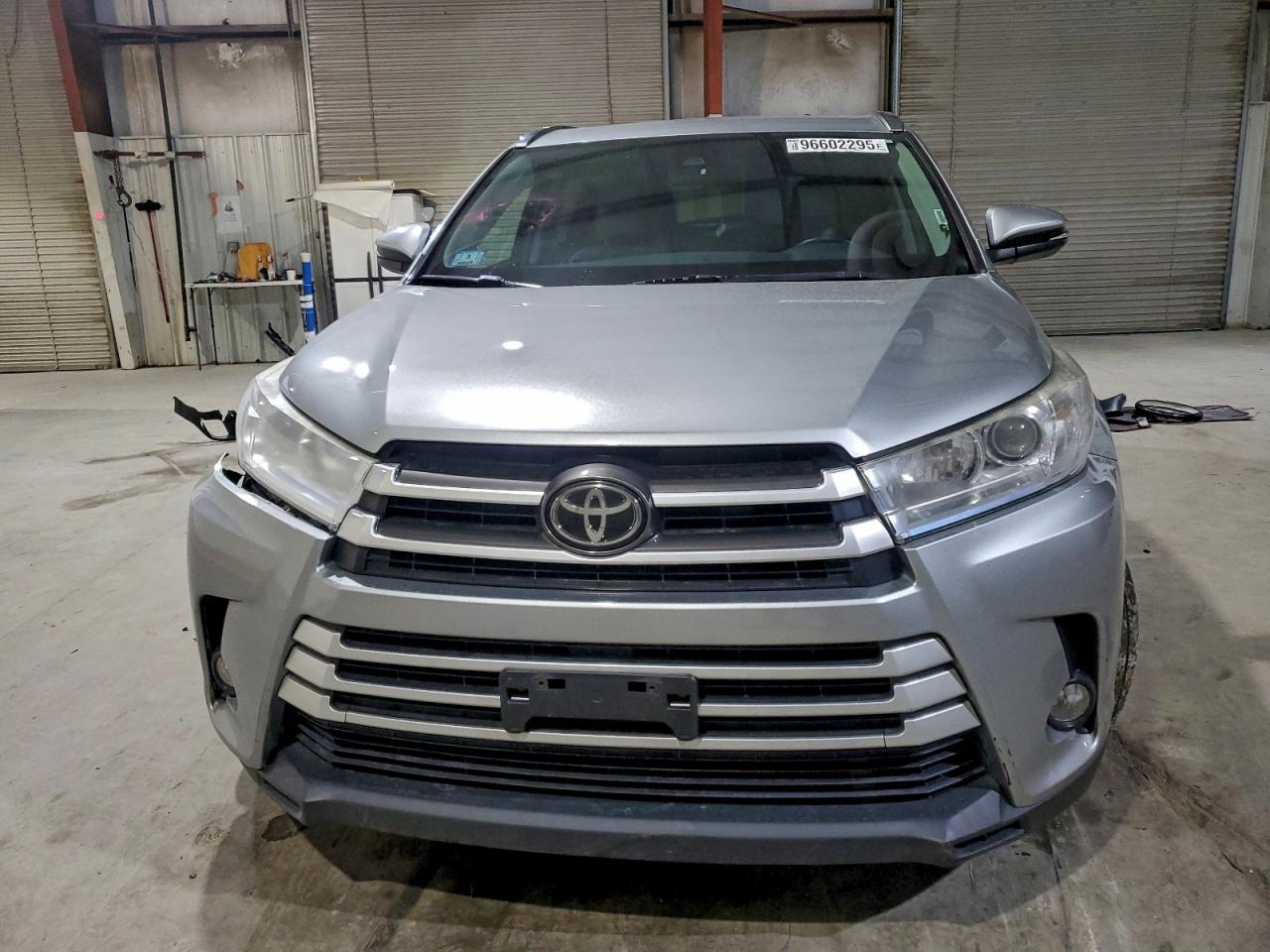 2017 TOYOTA HIGHLANDER SE photo 5