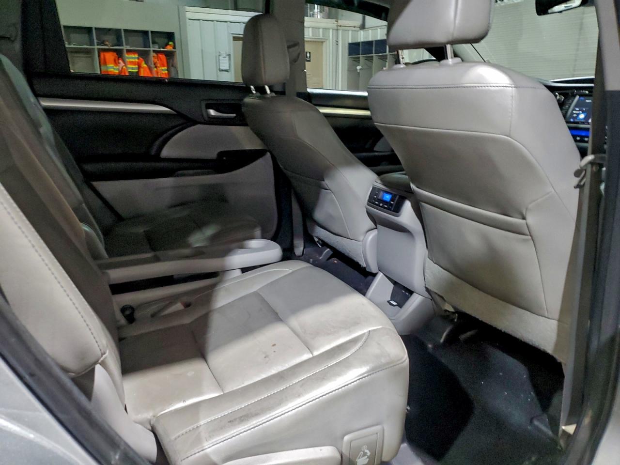 2017 TOYOTA HIGHLANDER SE photo 11
