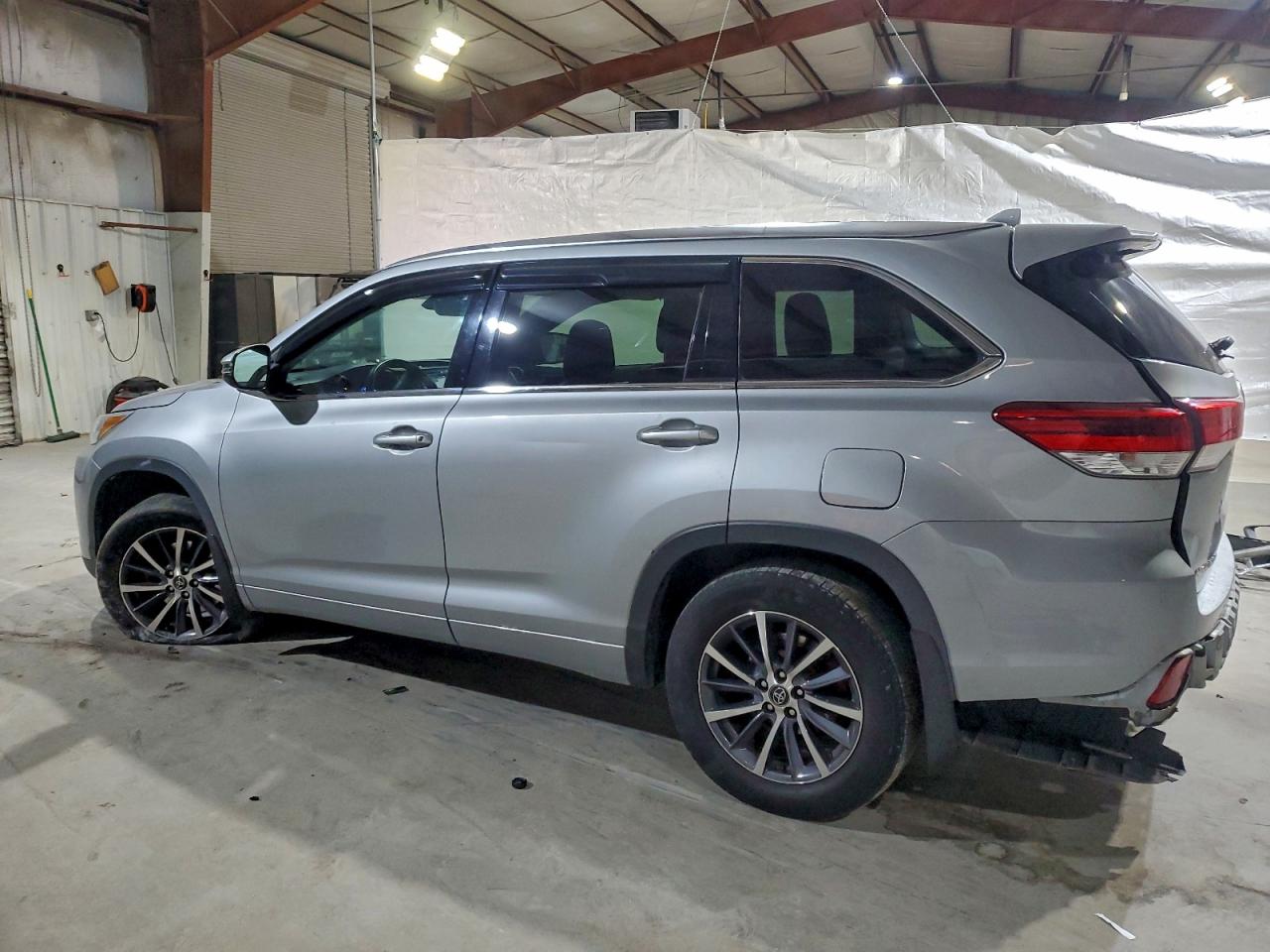 2017 TOYOTA HIGHLANDER SE photo 2