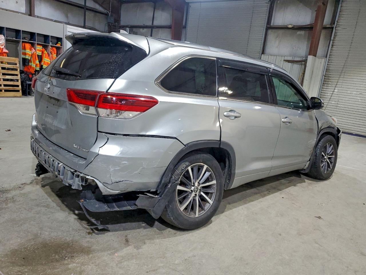 2017 TOYOTA HIGHLANDER SE photo 3