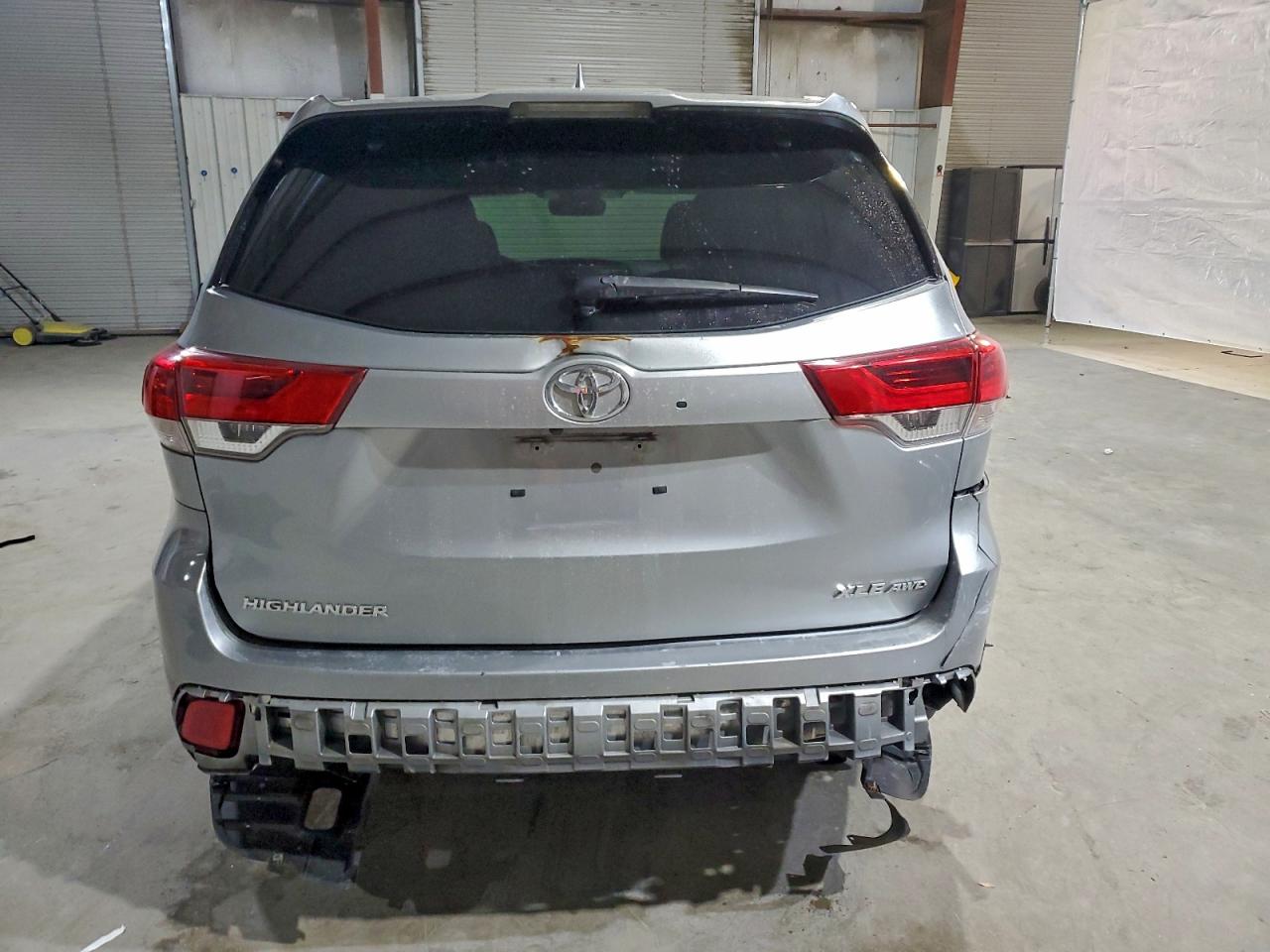 2017 TOYOTA HIGHLANDER SE photo 6