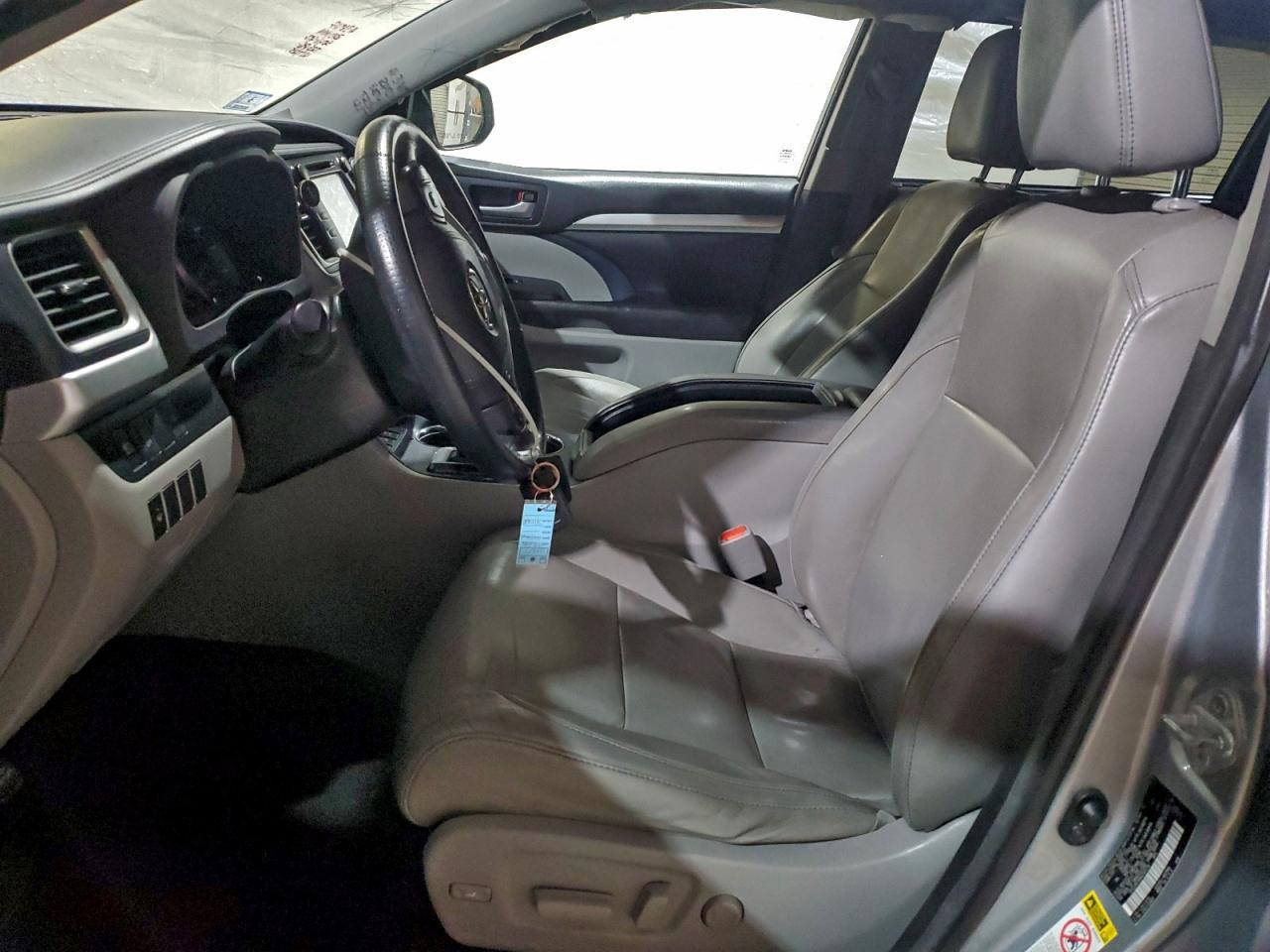 2017 TOYOTA HIGHLANDER SE photo 7