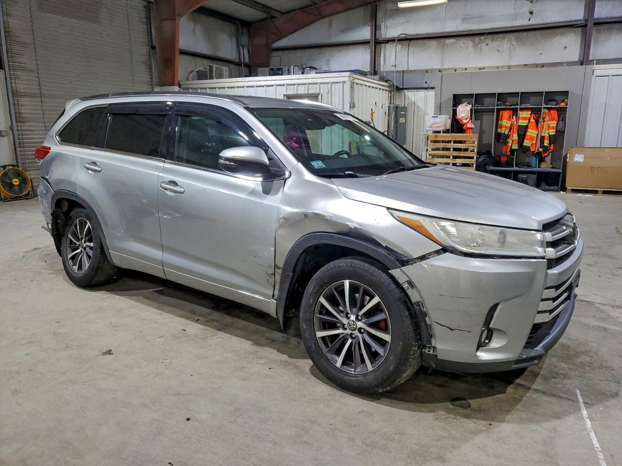 2017 TOYOTA HIGHLANDER SE photo 4