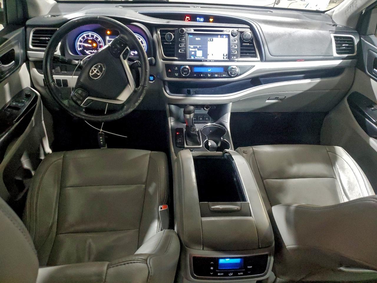 2017 TOYOTA HIGHLANDER SE photo 8