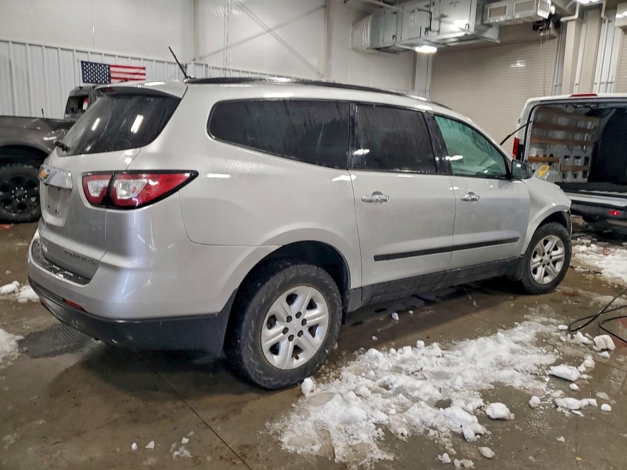 2014 CHEVROLET TRAVERSE LS photo 3