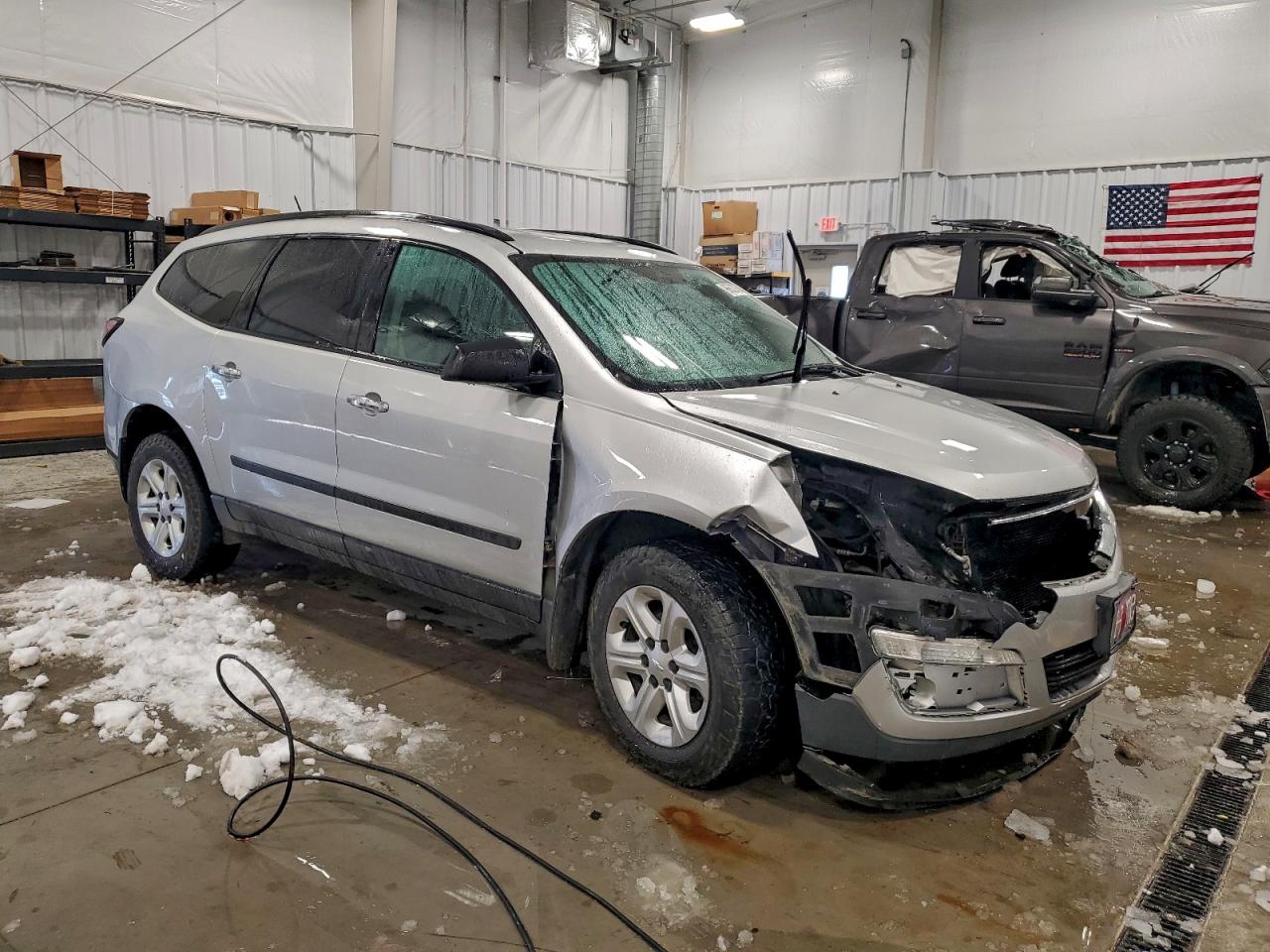 2014 CHEVROLET TRAVERSE LS photo 4