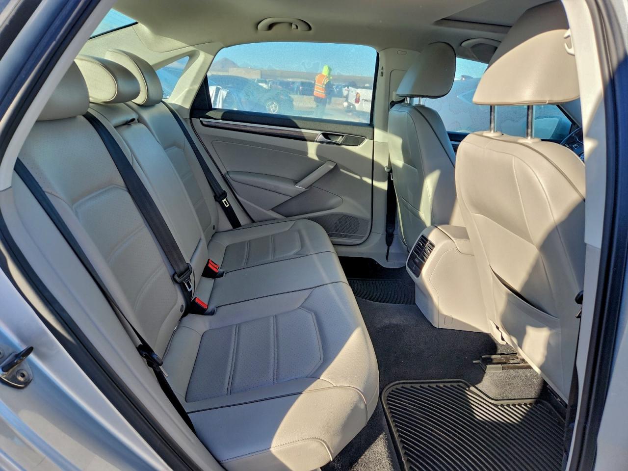 2018 VOLKSWAGEN PASSAT SE photo 10