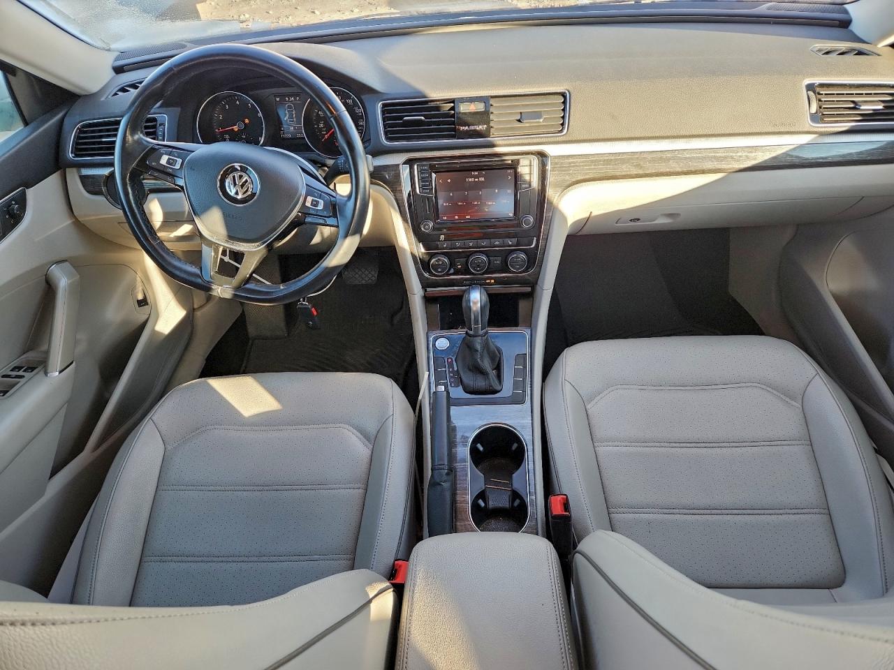 2018 VOLKSWAGEN PASSAT SE photo 8