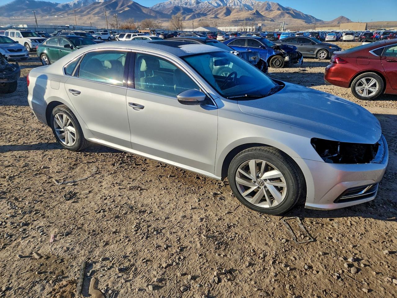 2018 VOLKSWAGEN PASSAT SE photo 4