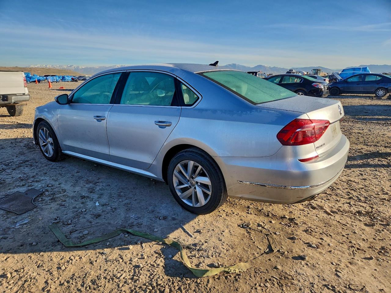 2018 VOLKSWAGEN PASSAT SE photo 2