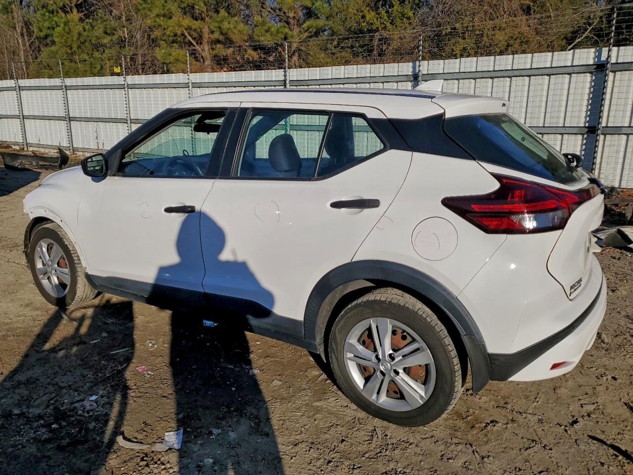 2021 NISSAN KICKS S photo 2