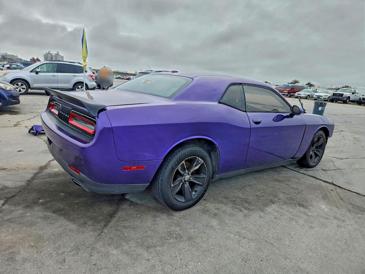 2016 DODGE CHALLENGER SXT photo 3