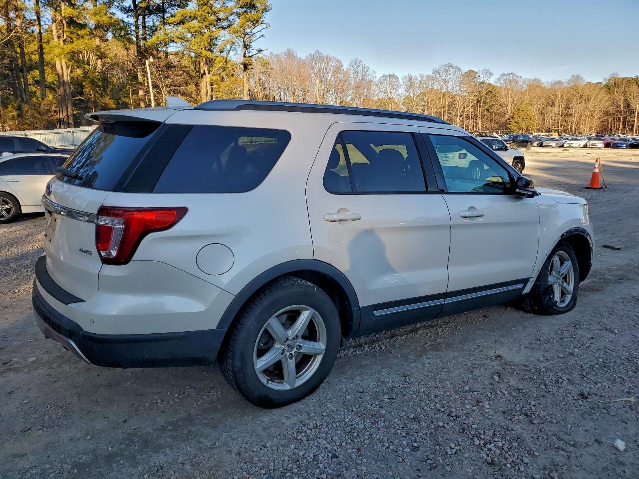 2017 FORD EXPLORER XLT photo 3