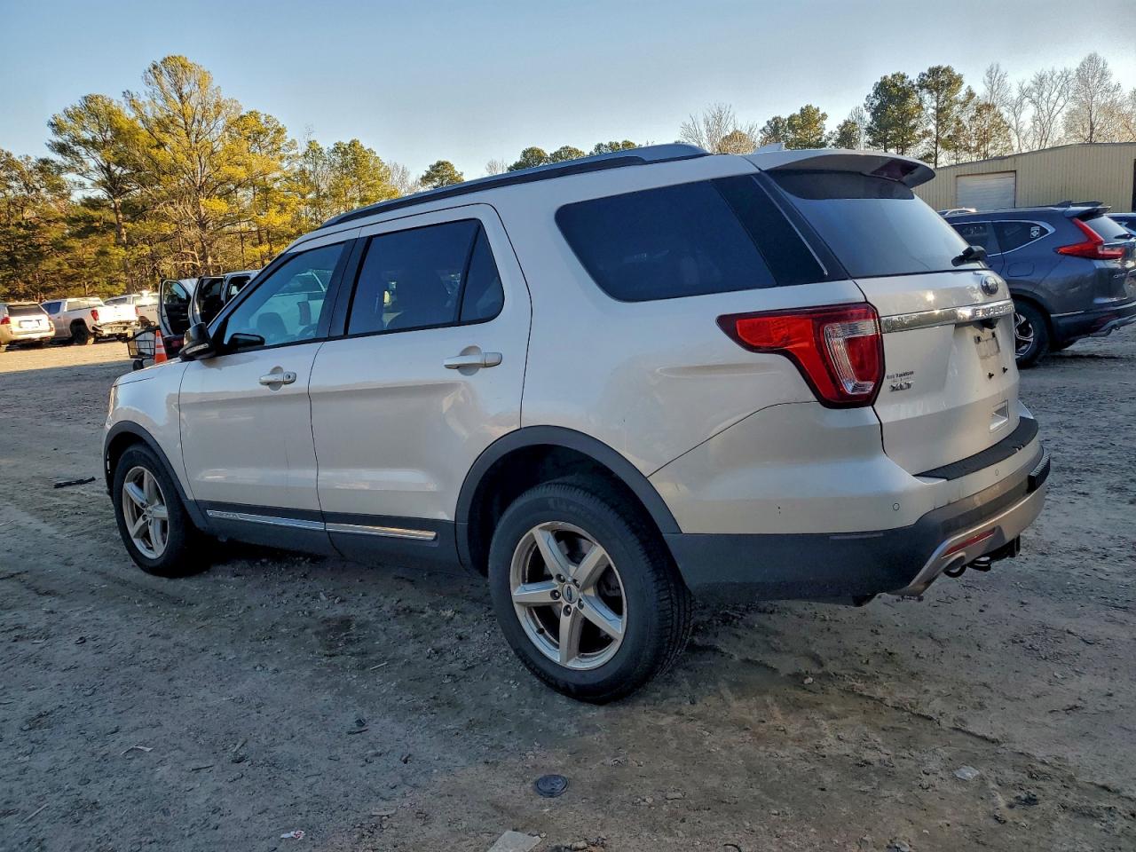 2017 FORD EXPLORER XLT photo 2