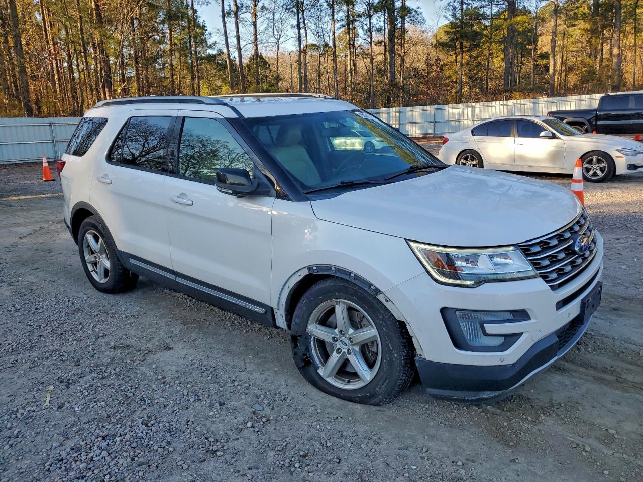 2017 FORD EXPLORER XLT photo 4