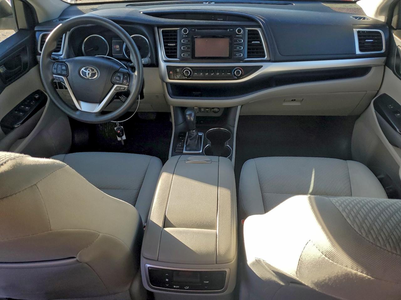 2019 TOYOTA HIGHLANDER LE photo 8