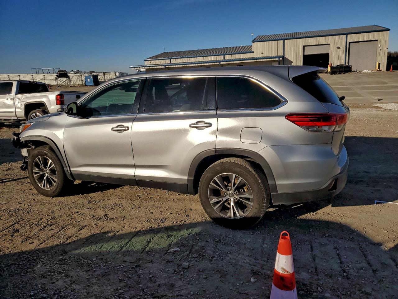 2019 TOYOTA HIGHLANDER LE photo 2