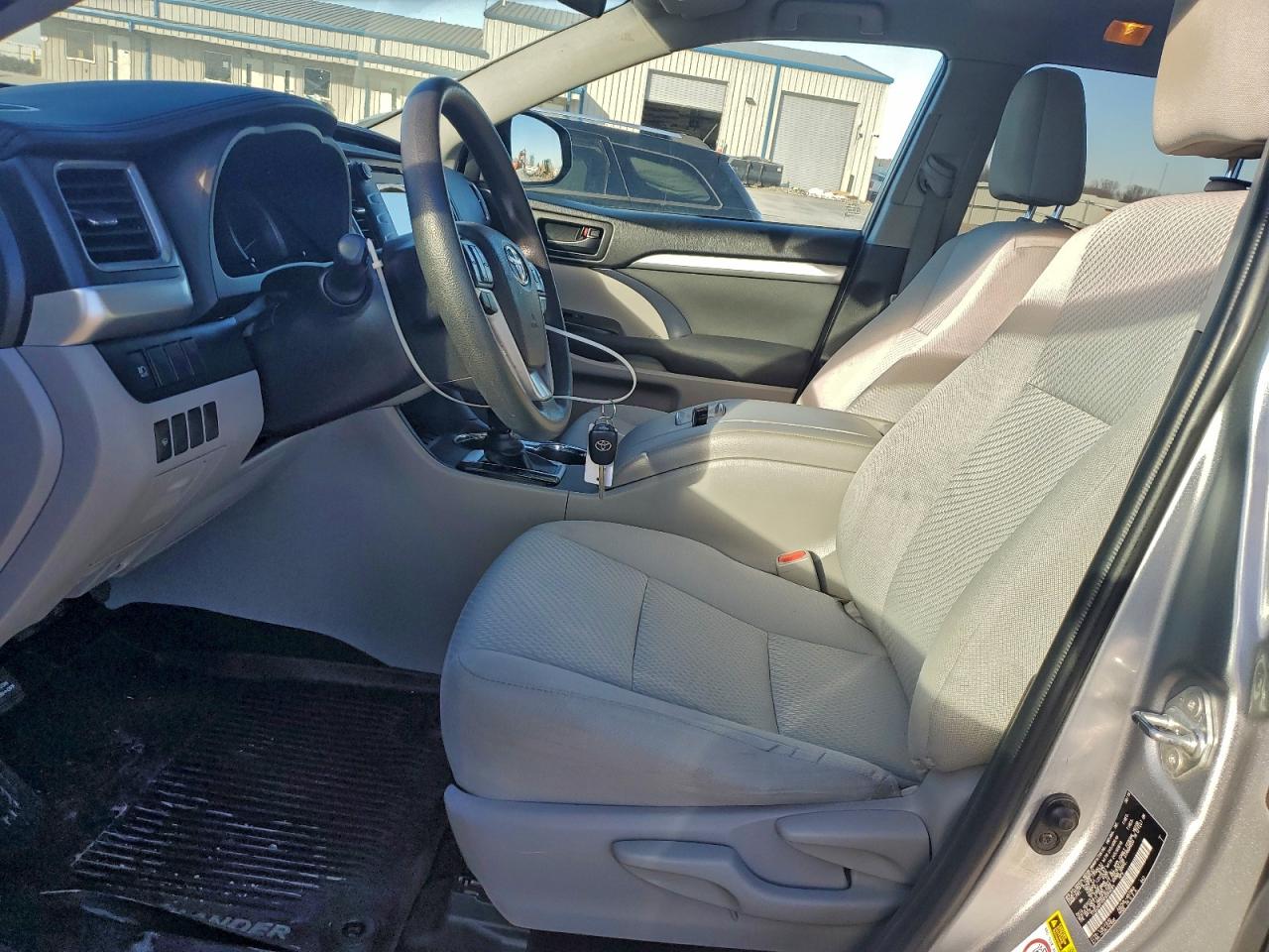 2019 TOYOTA HIGHLANDER LE photo 7