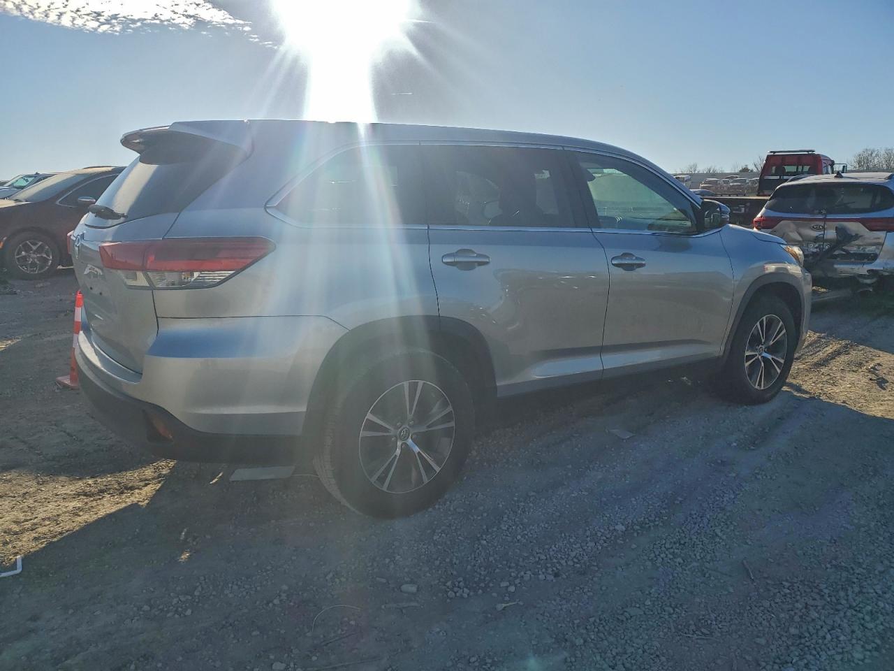 2019 TOYOTA HIGHLANDER LE photo 3