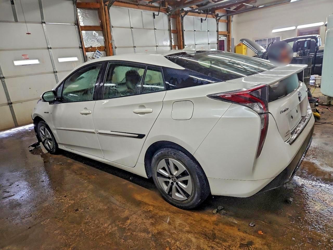 2016 TOYOTA PRIUS photo 2