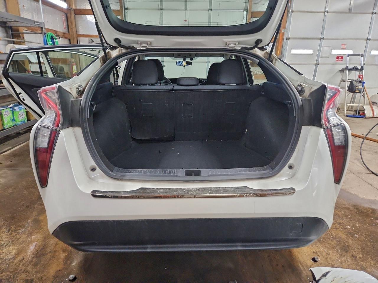 2016 TOYOTA PRIUS photo 6