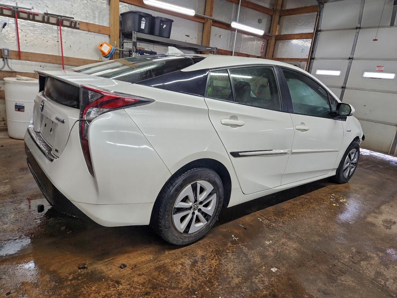 2016 TOYOTA PRIUS photo 3
