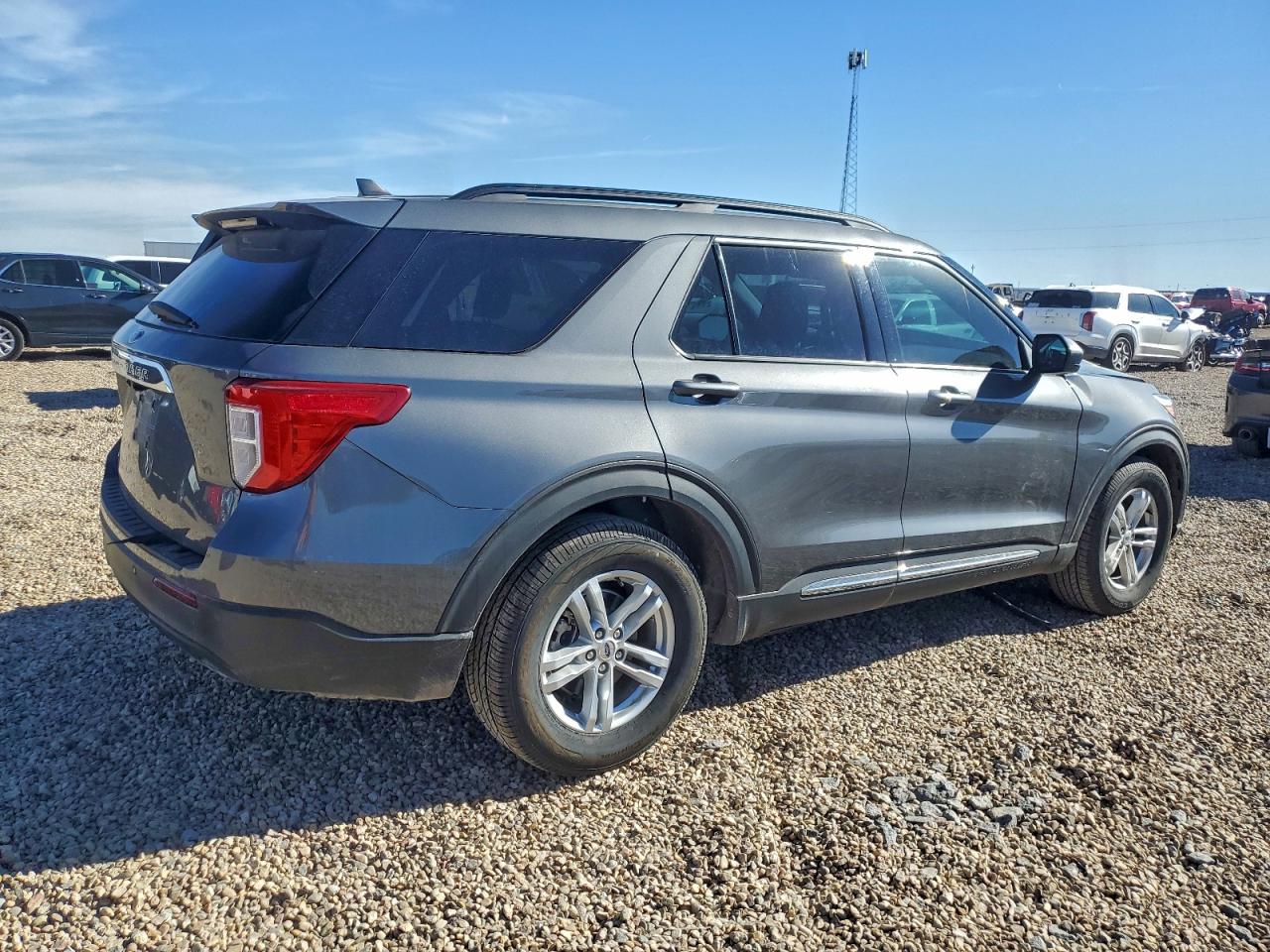 2023 FORD EXPLORER XLT photo 3