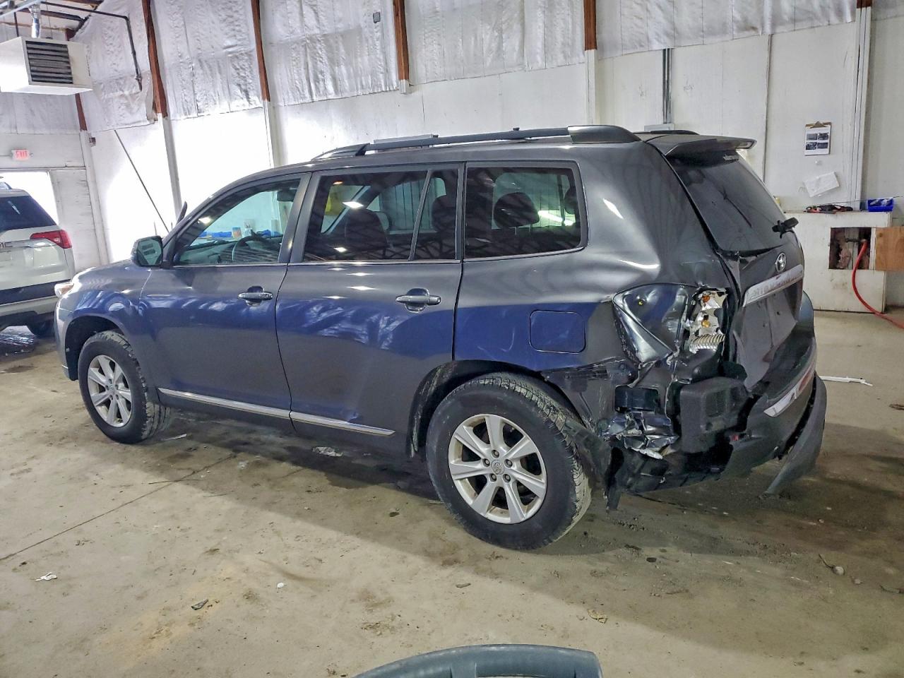2013 TOYOTA HIGHLANDER BASE photo 2