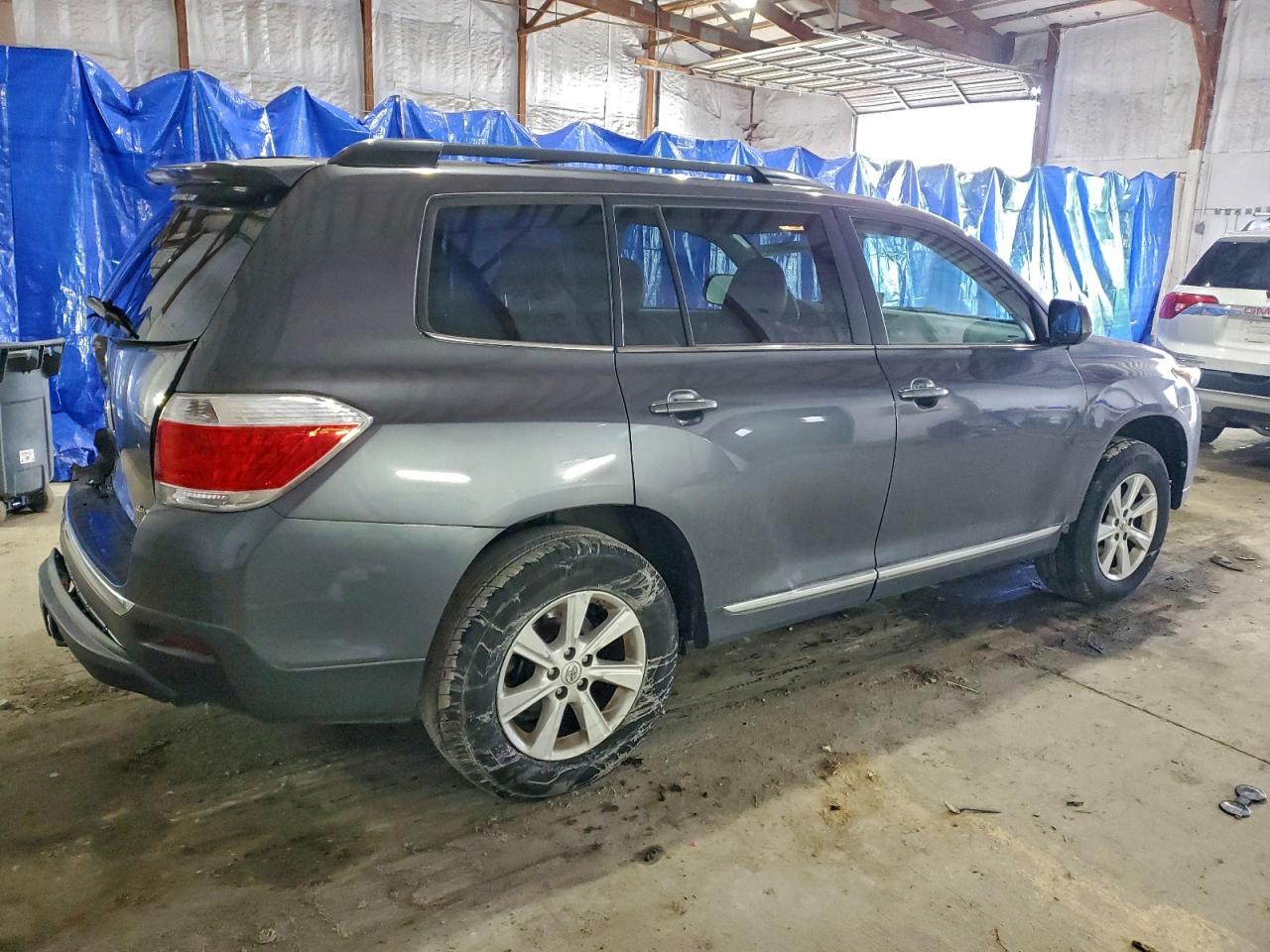 2013 TOYOTA HIGHLANDER BASE photo 3