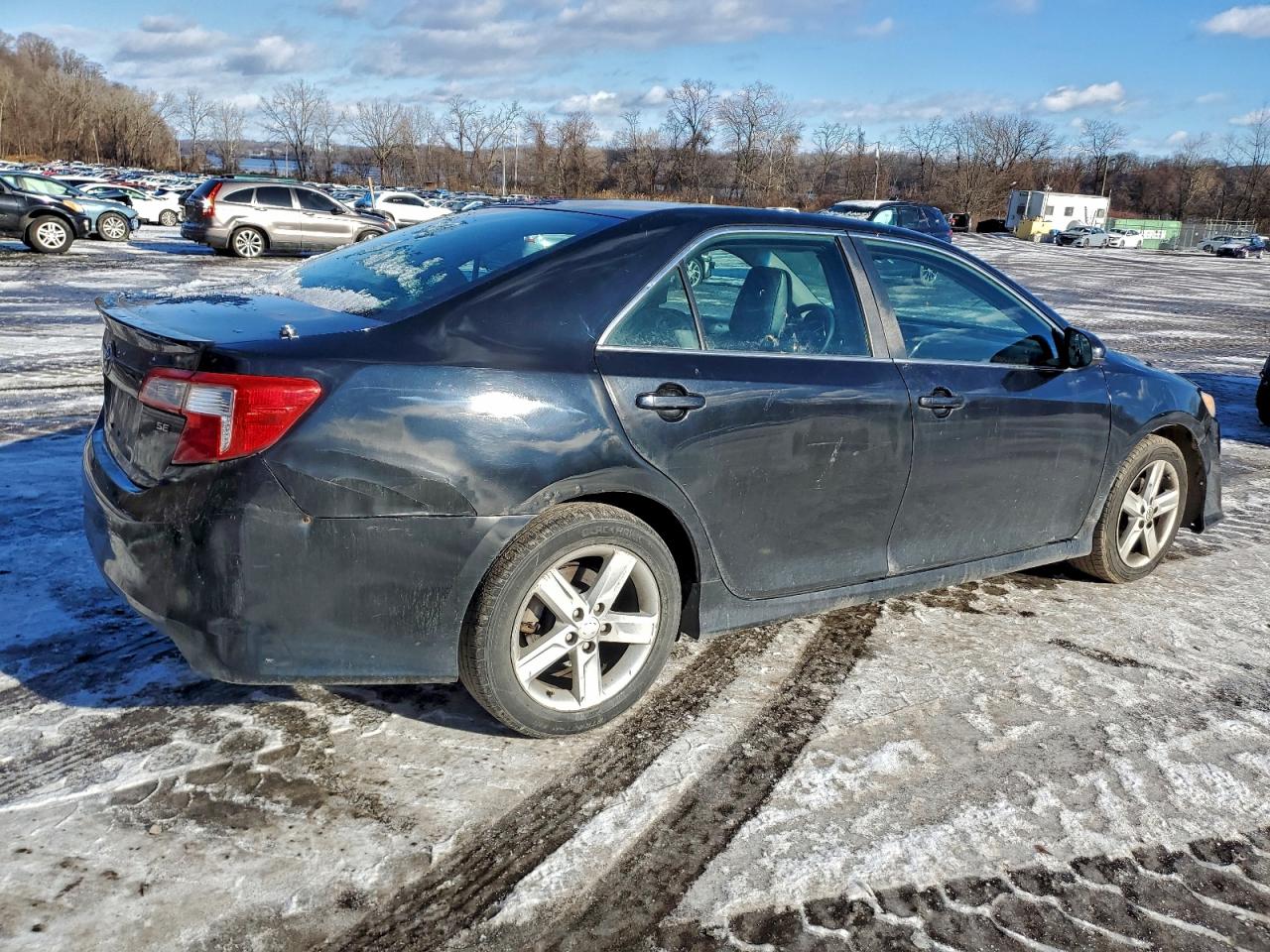 2014 TOYOTA CAMRY L photo 3