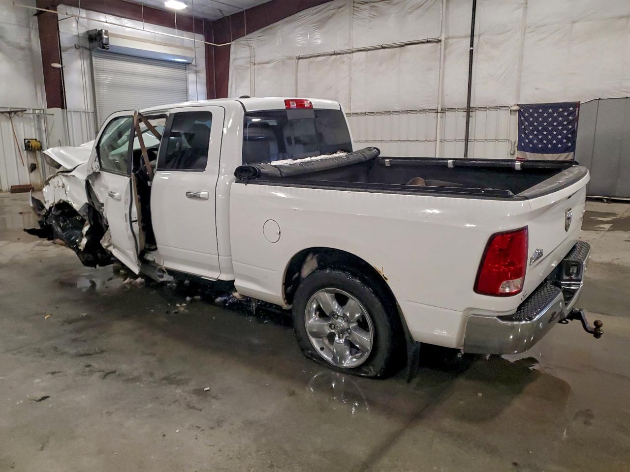 2014 RAM 1500 SLT photo 2