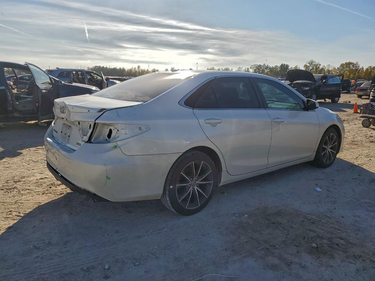 2017 TOYOTA CAMRY LE photo 3