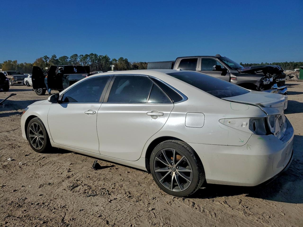 2017 TOYOTA CAMRY LE photo 2