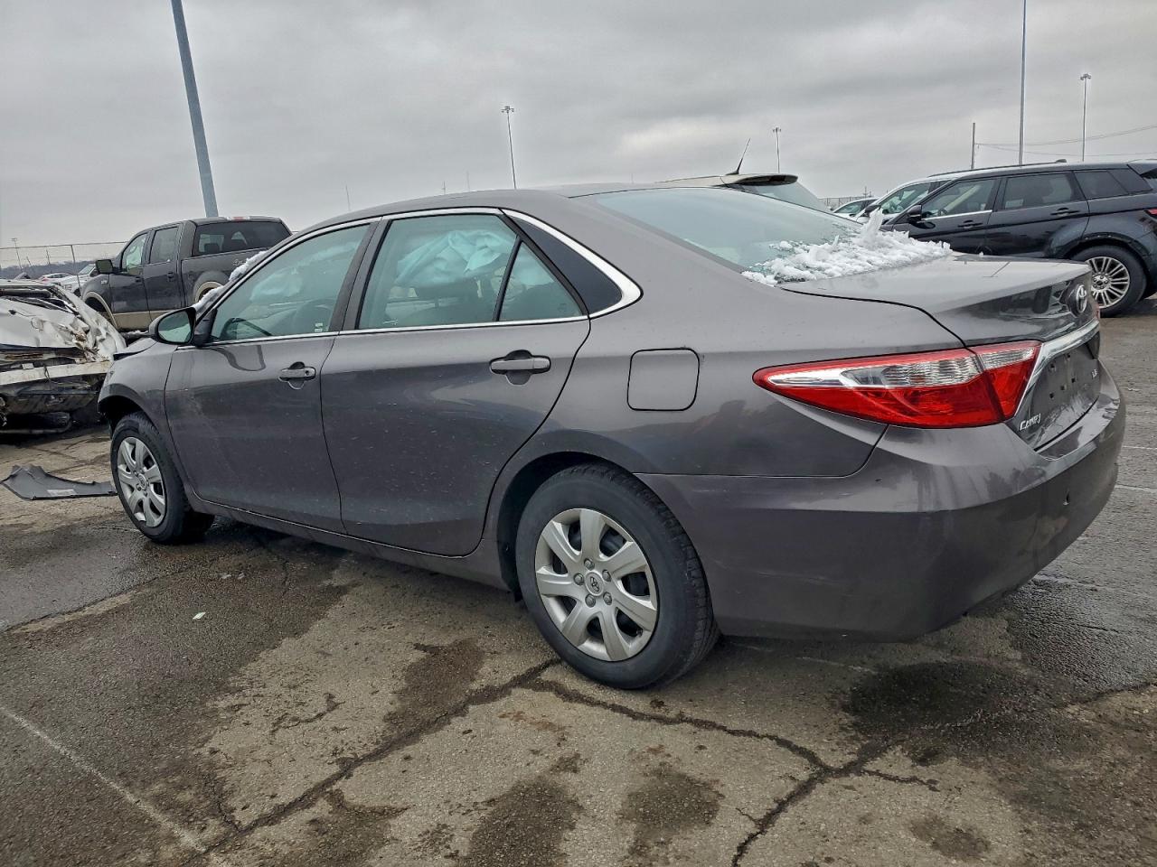 2017 TOYOTA CAMRY LE photo 2