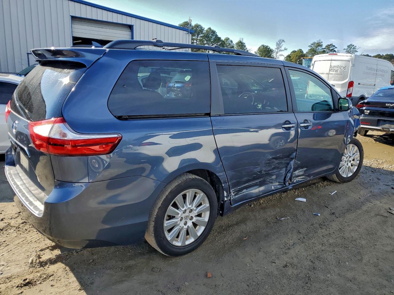 2015 TOYOTA SIENNA XLE photo 3
