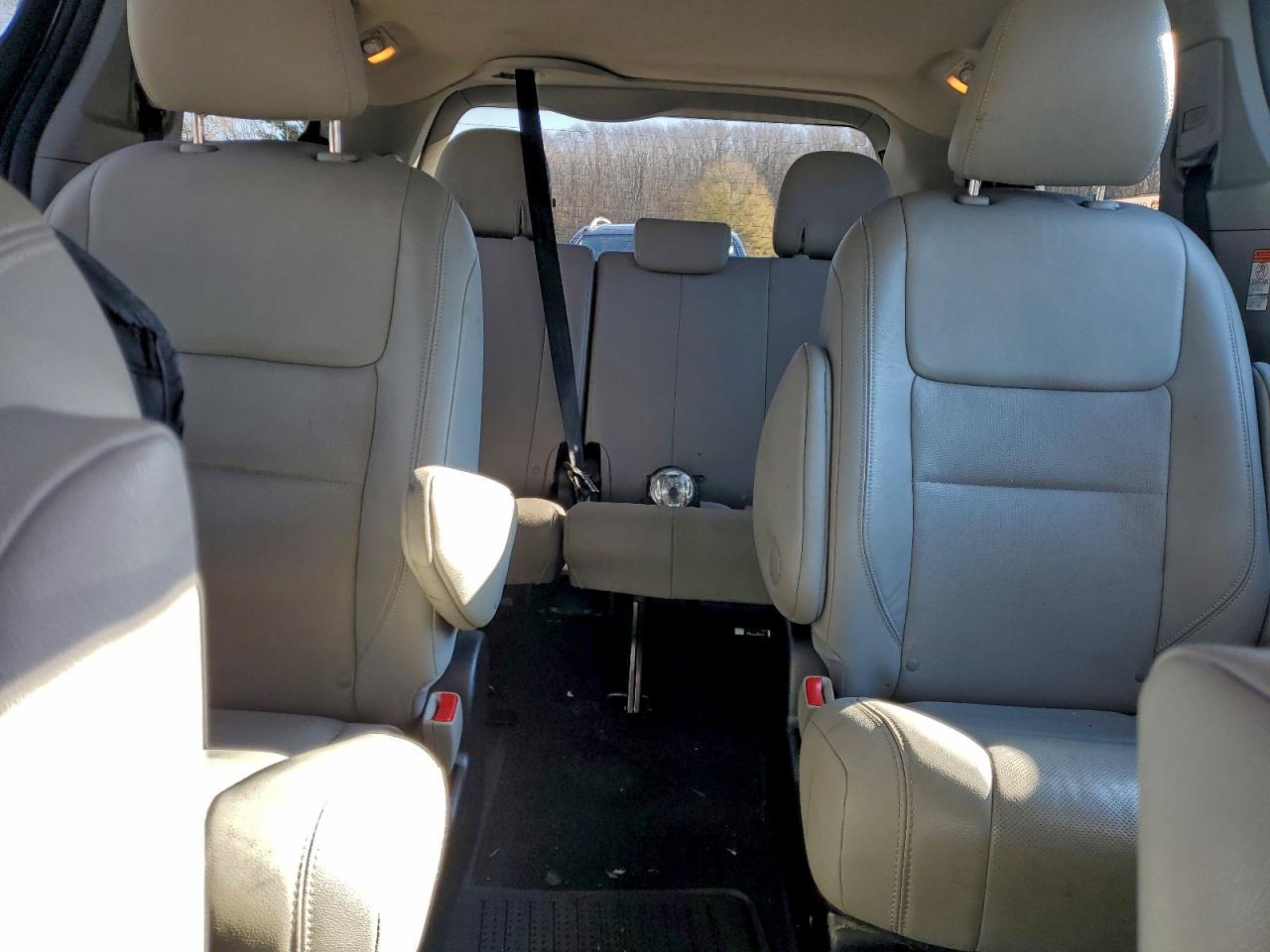 2015 TOYOTA SIENNA XLE photo 10