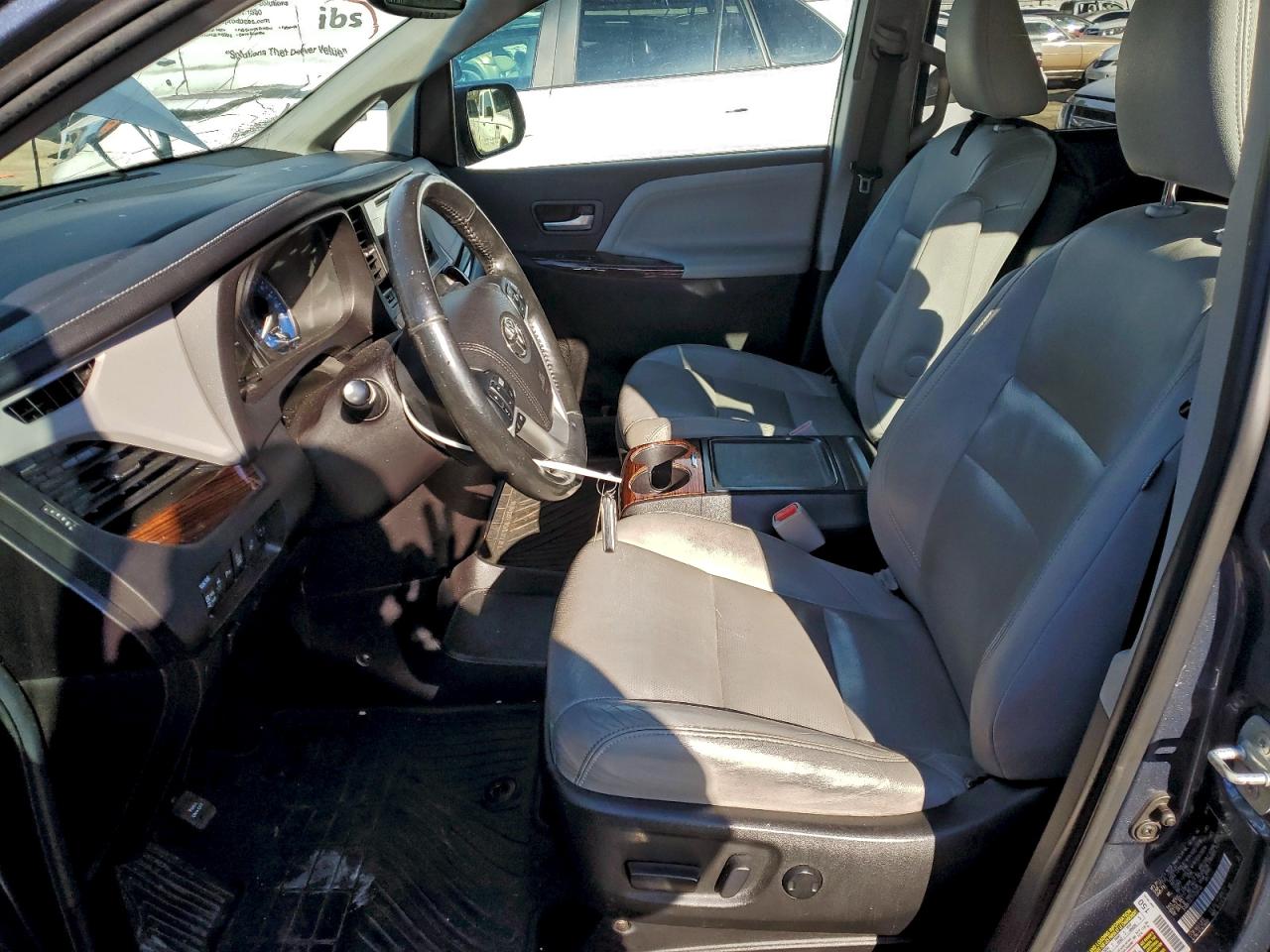 2015 TOYOTA SIENNA XLE photo 7