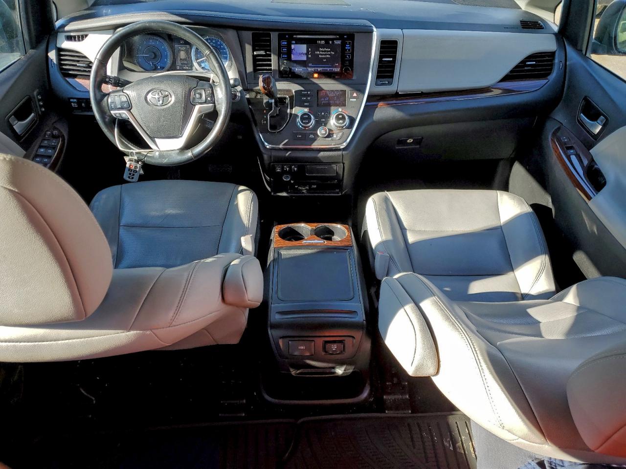 2015 TOYOTA SIENNA XLE photo 8