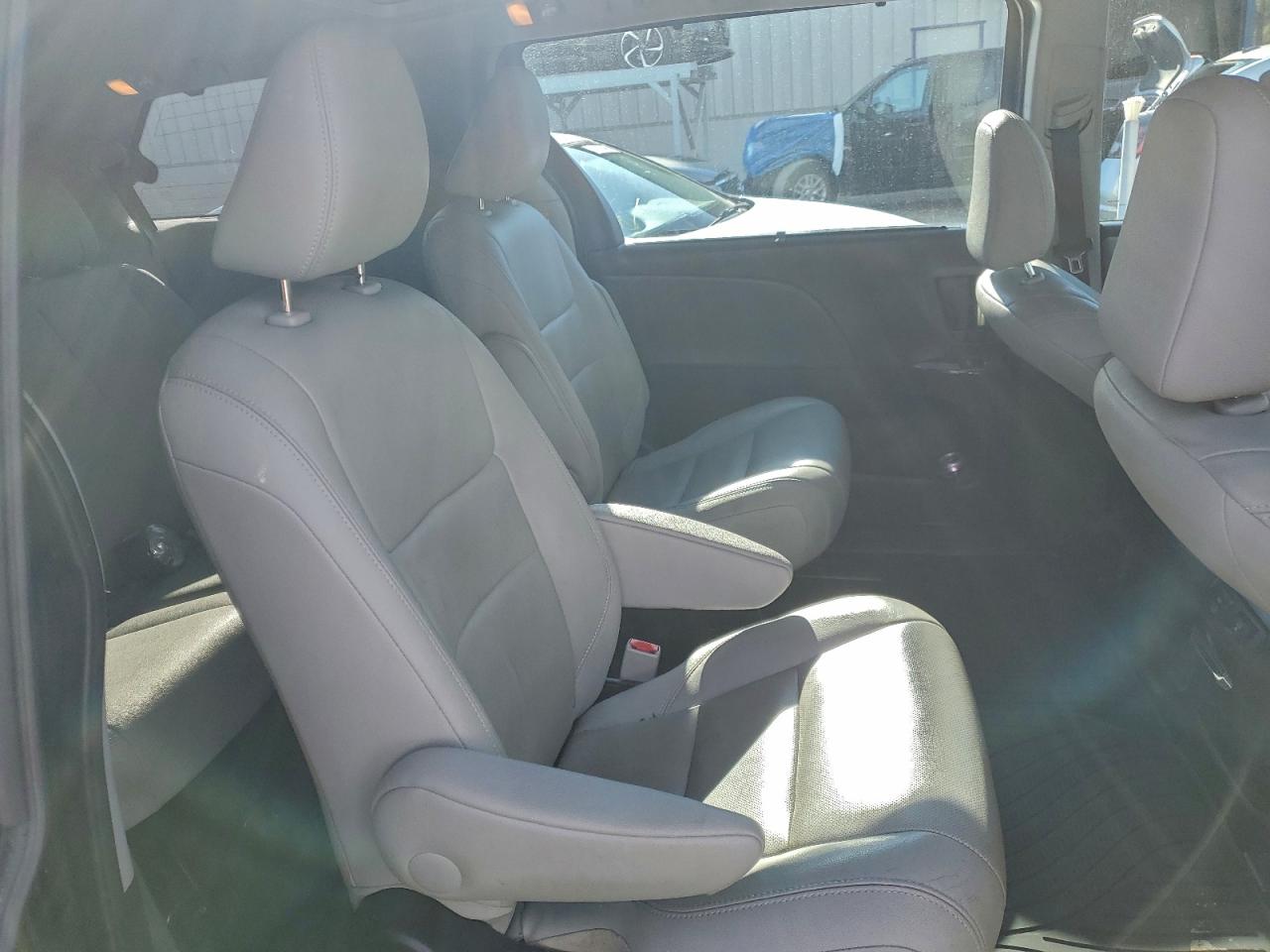 2015 TOYOTA SIENNA XLE photo 11