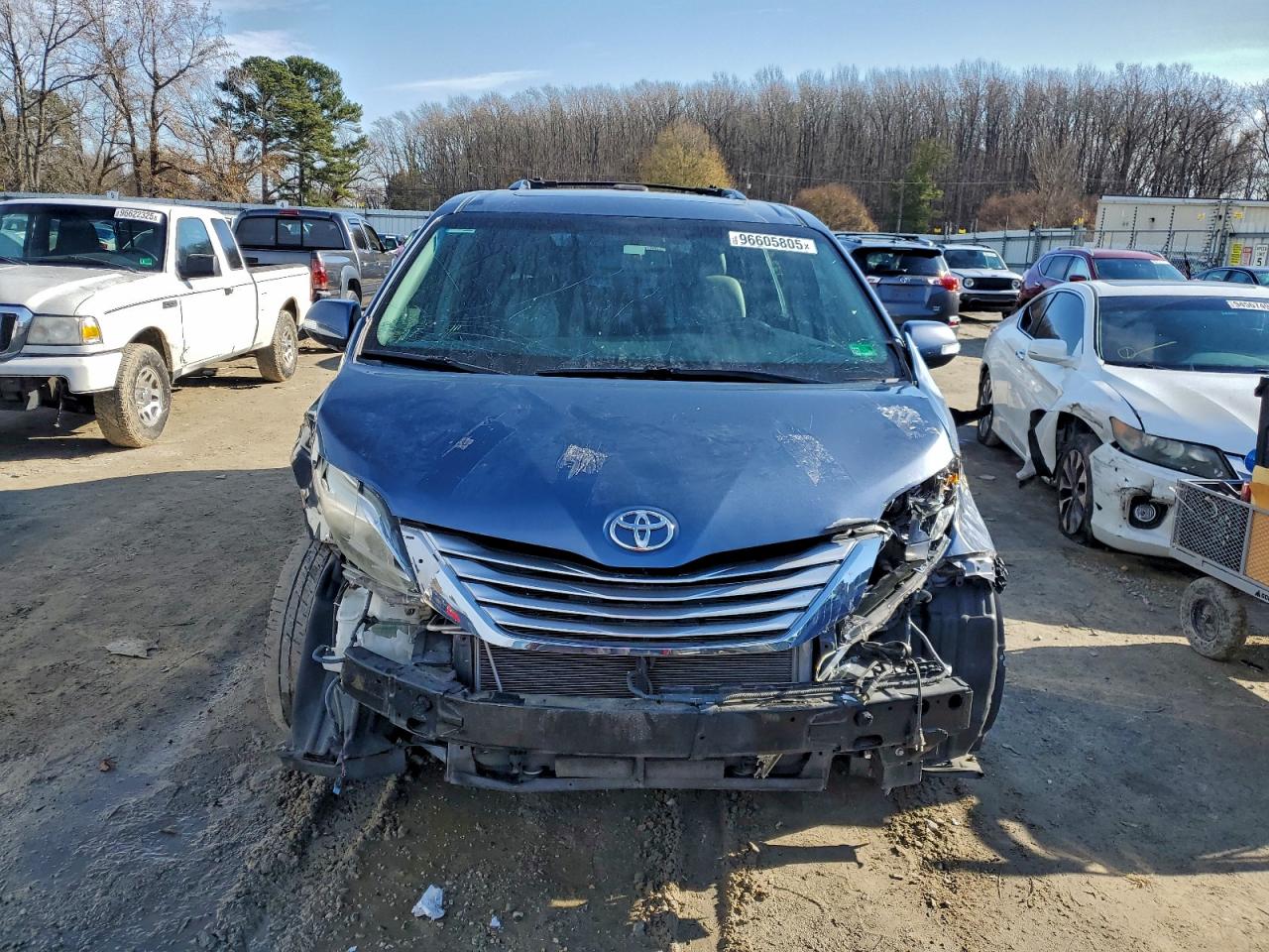 2015 TOYOTA SIENNA XLE photo 5