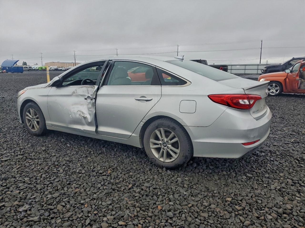 2015 HYUNDAI SONATA SE photo 2